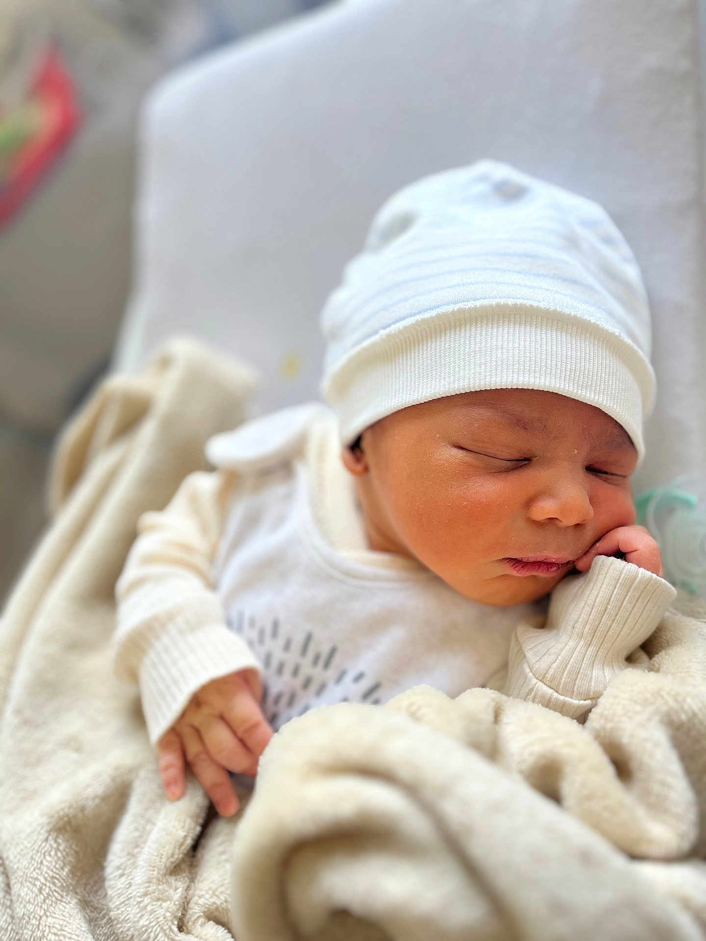 Aboya a rejoint le concours — aidez-le/la à gagner de superbes lots ! baby, newborn, sleeping, blanket, hat, infant, closeup, soft, cozy, cute, child, person, rest, warm, comfort, skin, hand, face, indoor, peaceful