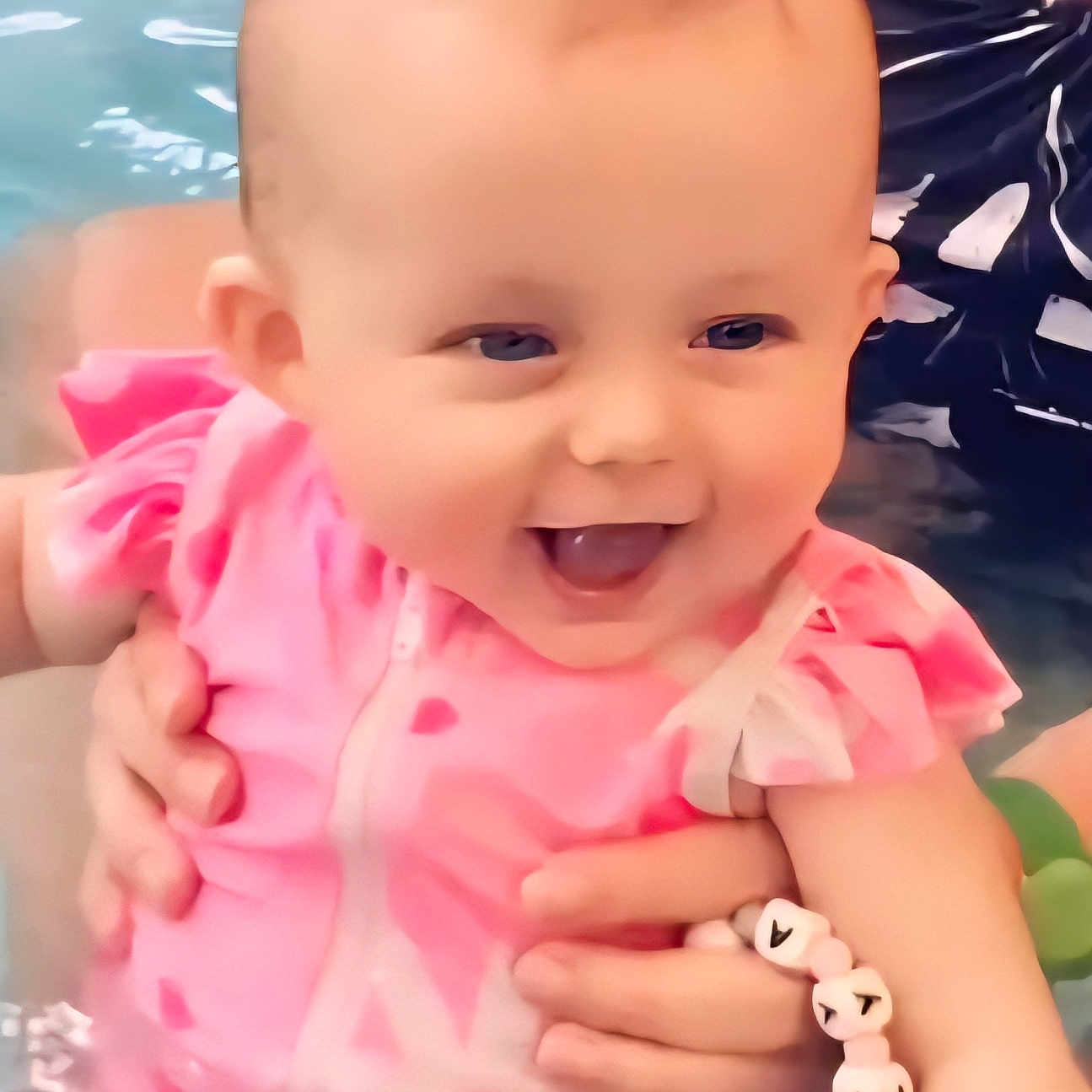Lya a rejoint le concours — aidez-le/la à gagner de superbes lots ! baby, bracelet, child, cute, face, fun, happy, holding_hands, infant, joy, outdoor, person, pink_swimsuit, playful, pool, smiling, splash, summer, swimming, water