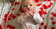 Ayden a rejoint le concours — aidez-le/la à gagner de superbes lots ! baby, celebration, child, clothing, cute, face, flower_pot, hand, happy, heart_confetti, indoor, infant, lipstick_marks, lying_down, red_balloon, rose, soft_toy, teddy_bear, valentines_day, white_blanket