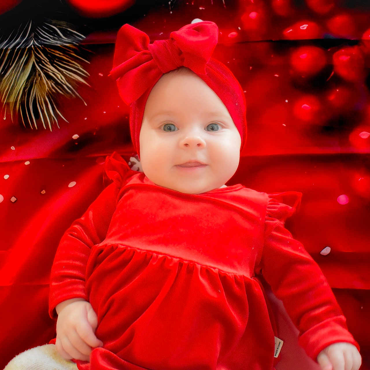 Joy participe au concours pour gagner de l'argent avec cette photo : baby, background, bow, candy_canes, celebration, child, christmas_theme, closeup, cute, festive, happy, headband, heart_shape, holiday, infant, lying_down, portrait, red_dress, smiling, soft_fabric