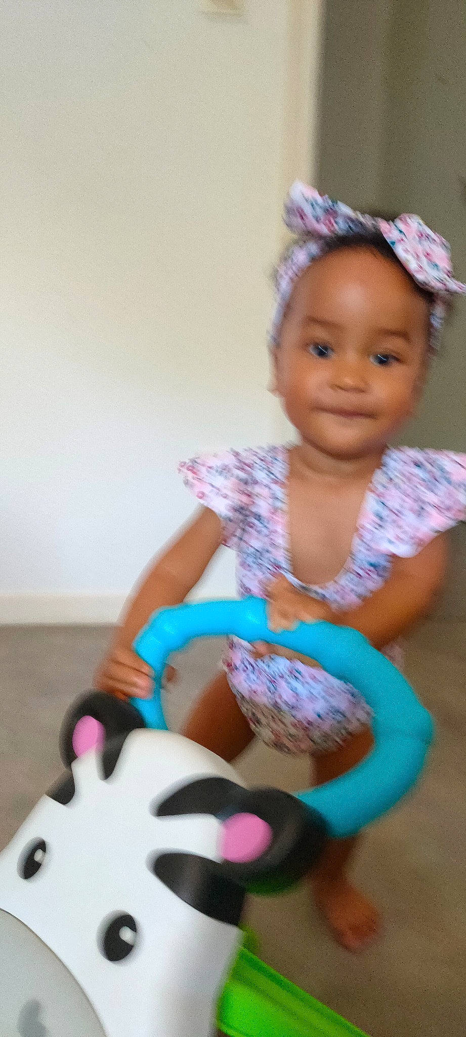 Julia a rejoint le concours — aidez-le/la à gagner de superbes lots ! arm, baby, baby_playing_with_toys, baby_toddler_clothing, child, dress, finger, fun, hair, happy, headgear, human_leg, knee, leisure, person, pink, skin, sock, textile, thigh