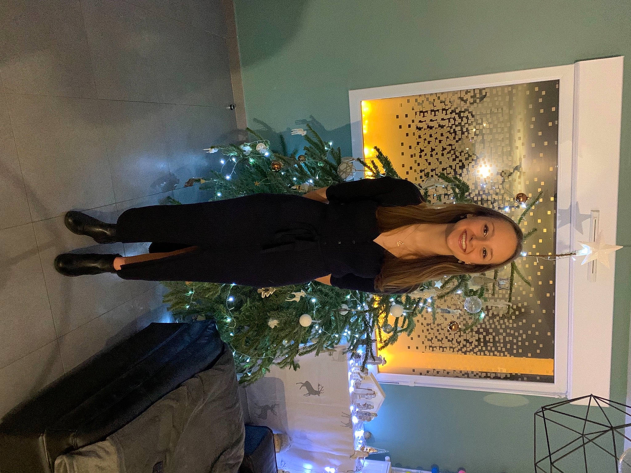 Lilly-rose participe au concours pour gagner de l'argent avec cette photo : art, event, fun, houseplant, joy, person, picture_frame, plant, room, smile, visual_arts