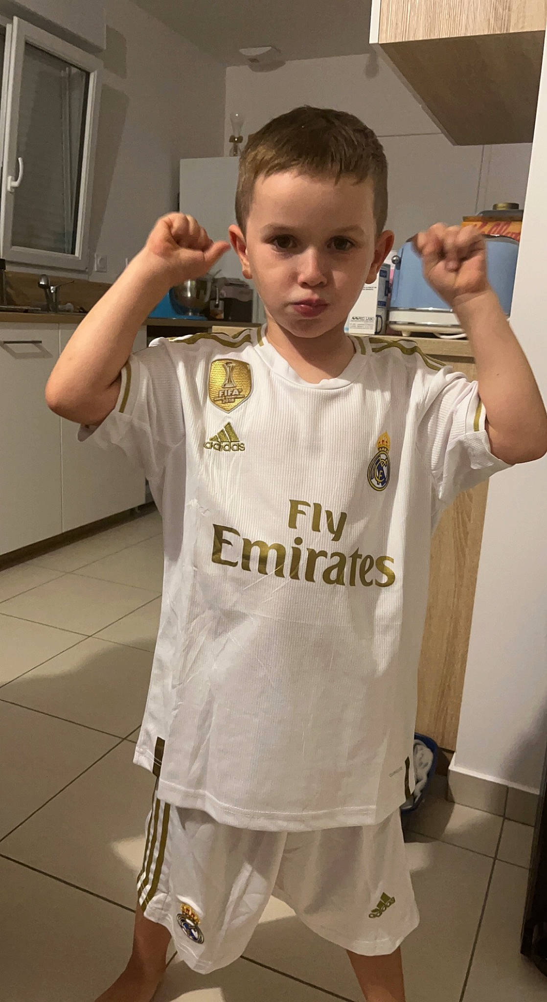 Lucas a rejoint le concours — aidez-le/la à gagner de superbes lots ! cool, eyelash, eyewear, face, fashion_design, finger, gadget, gesture, hearing, human_body, jaw, joint, mouth, neck, person, selfie, sleeve, sportswear, t_shirt, thumb