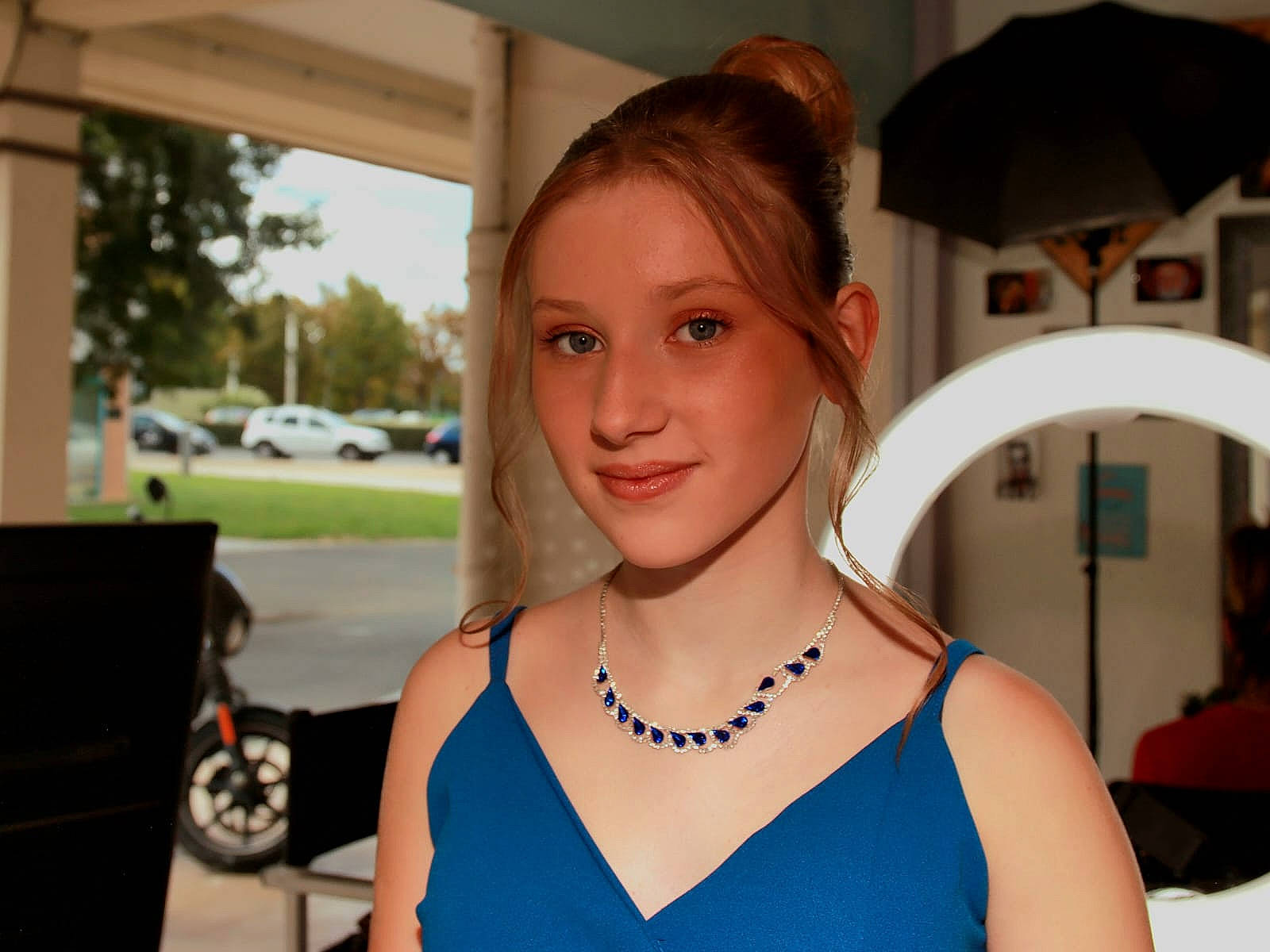 Alycia a rejoint le concours — aidez-le/la à gagner de superbes lots ! automotive_tire, blond, brown_hair, chest, electric_blue, event, eyelash, eyewear, fashion_accessory, fun, happy, jewellery, joint, joy, long_hair, neck, person, shoulder, smile, summer