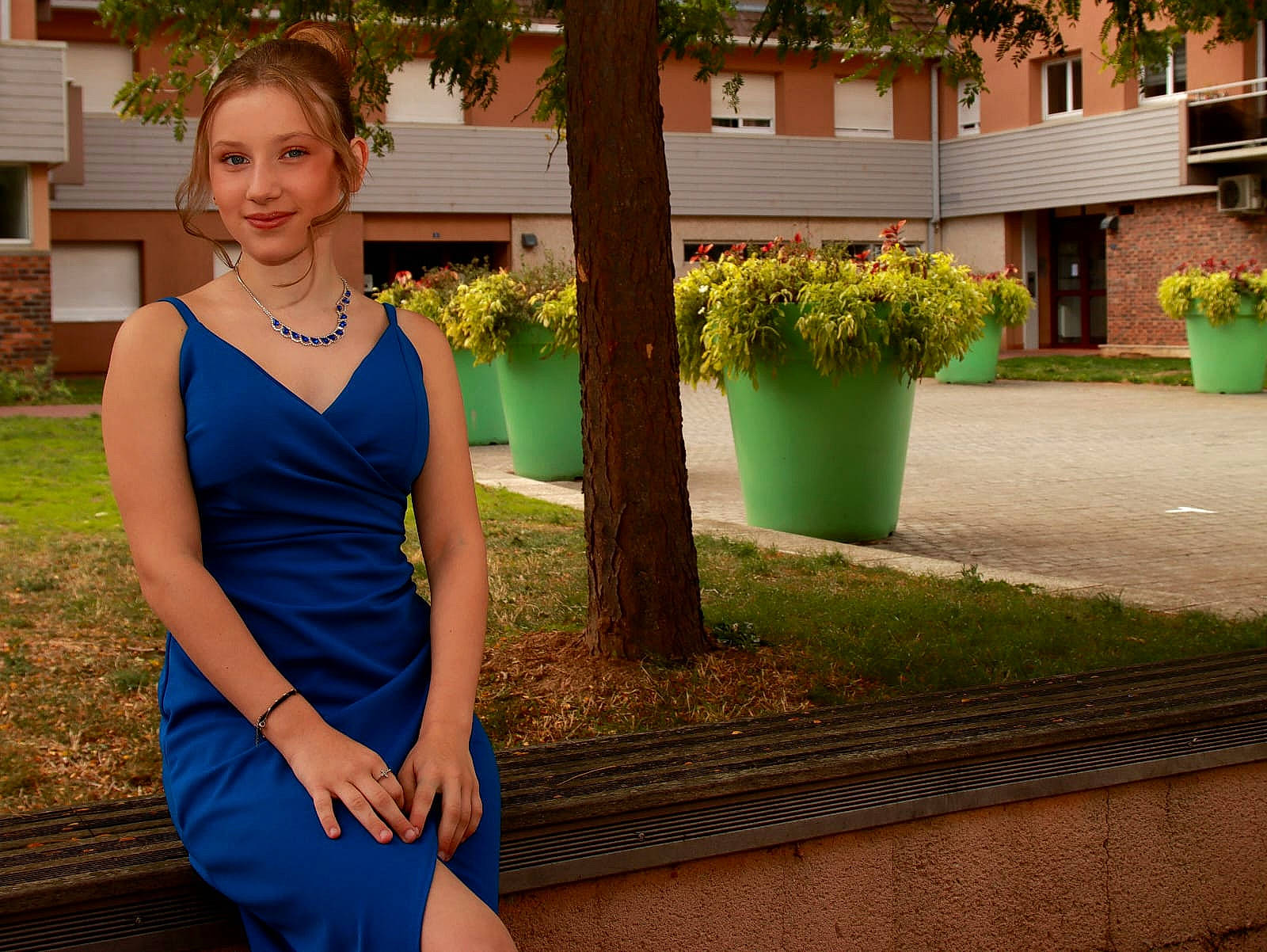 Alycia a rejoint le concours — aidez-le/la à gagner de superbes lots ! abdomen, cocktail_dress, day_dress, electric_blue, event, flower, flowerpot, formal_wear, grass, green, human_leg, jewellery, joy, lawn, leisure, person, plant, smile, spring, thigh