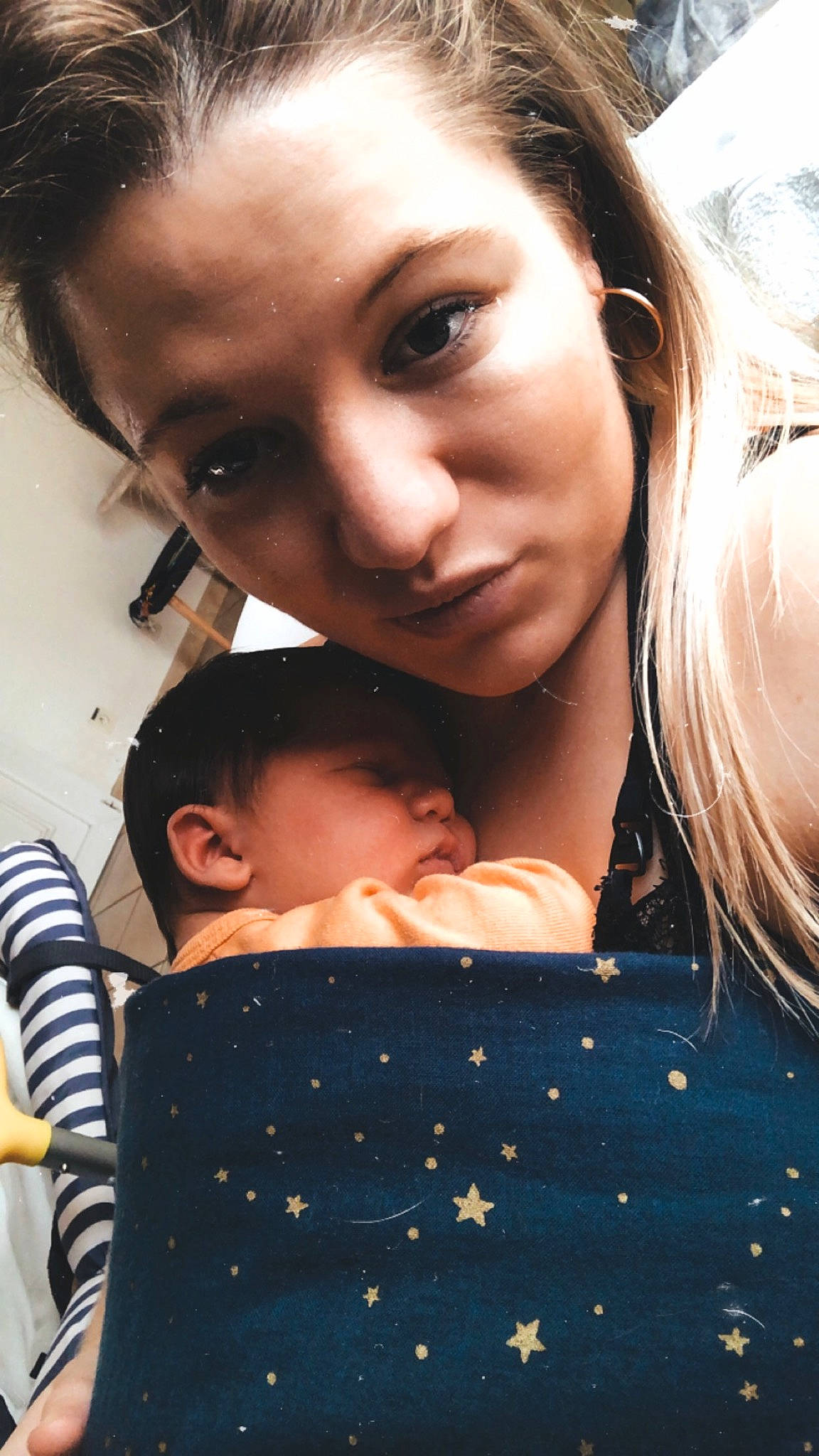 Giulian a rejoint le concours — aidez-le/la à gagner de superbes lots ! black_hair, cheek, child, face, forehead, gesture, love, nose, person, selfie, smile