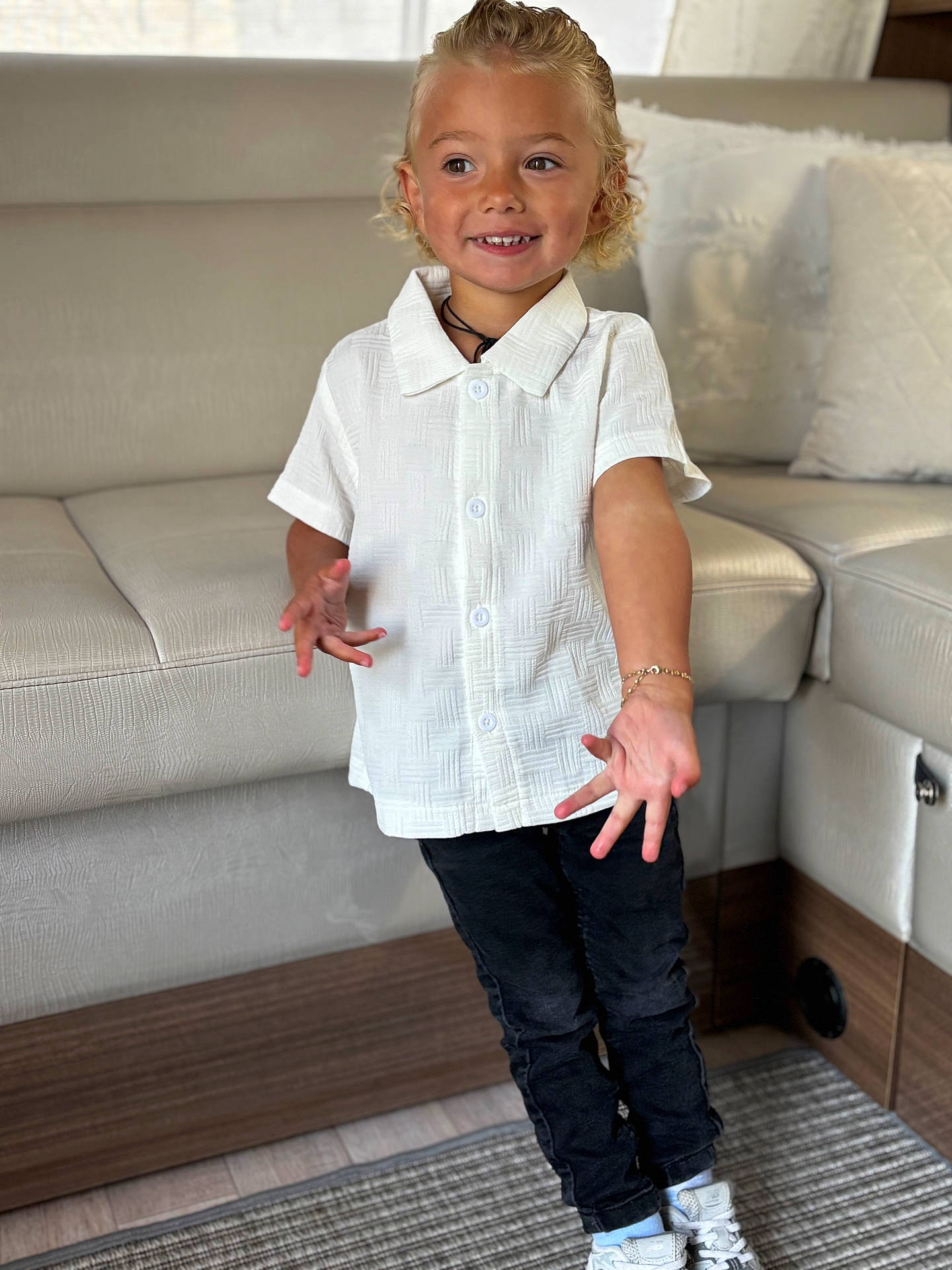 Seth a rejoint le concours — aidez-le/la à gagner de superbes lots ! blonde, blouse, bodypart, child, clothing, couch, female, finger, footwear, furniture, girl, hair, hand, homedecor, jeans, pants, person, shirt, shoe, sleeve