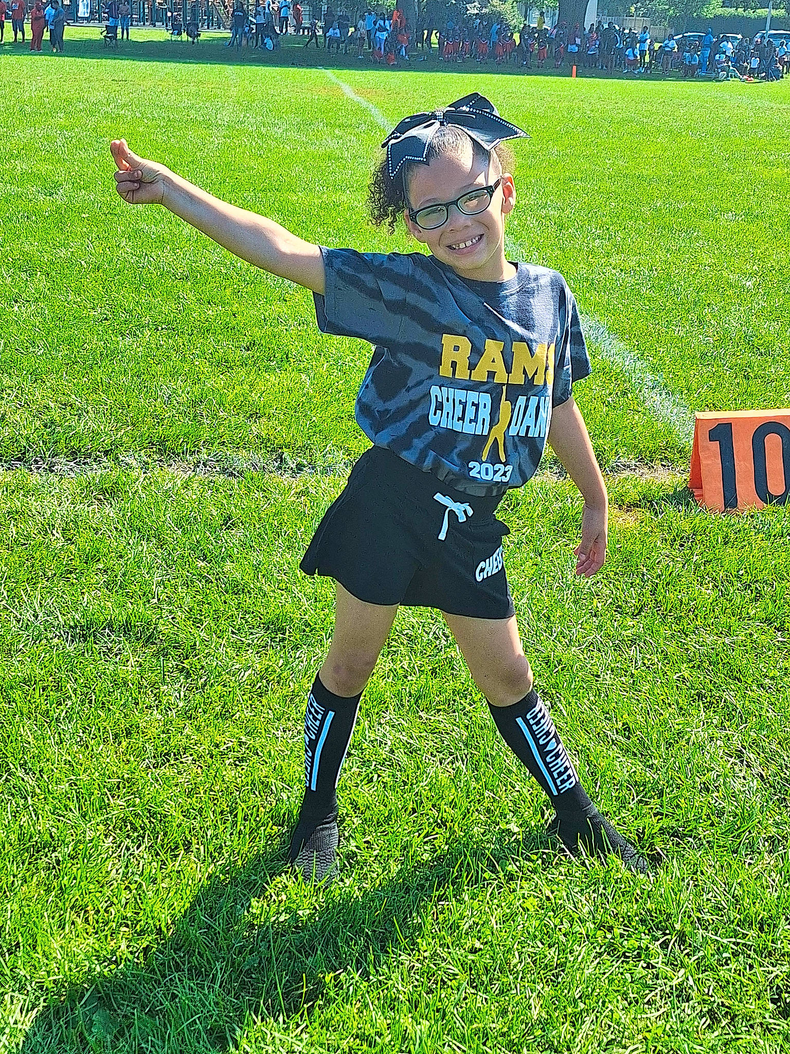 Analyse is registered to the contest to win money with this photo: competition_event, electric_blue, fun, grass, grassland, groundcover, happy, hat, joy, lawn, meadow, people_in_nature, person, plant, player, recreation, shorts, sports, sportswear, t_shirt