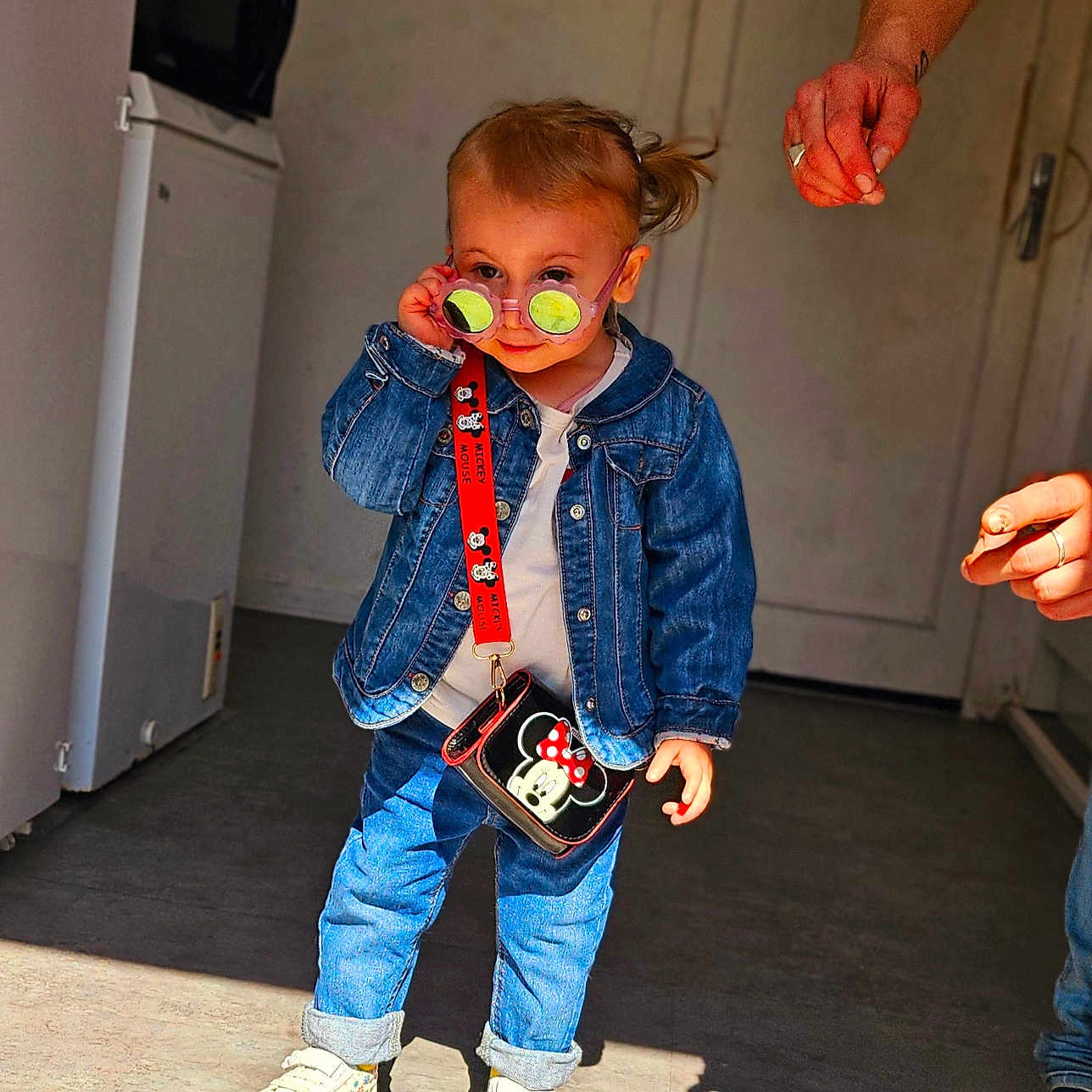 Liwenn a rejoint le concours — aidez-le/la à gagner de superbes lots ! accessories, baby, boy, child, clothing, computerhardware, electronics, face, footwear, hardware, head, jeans, male, monitor, pants, person, photography, portrait, shoe, sunglasses