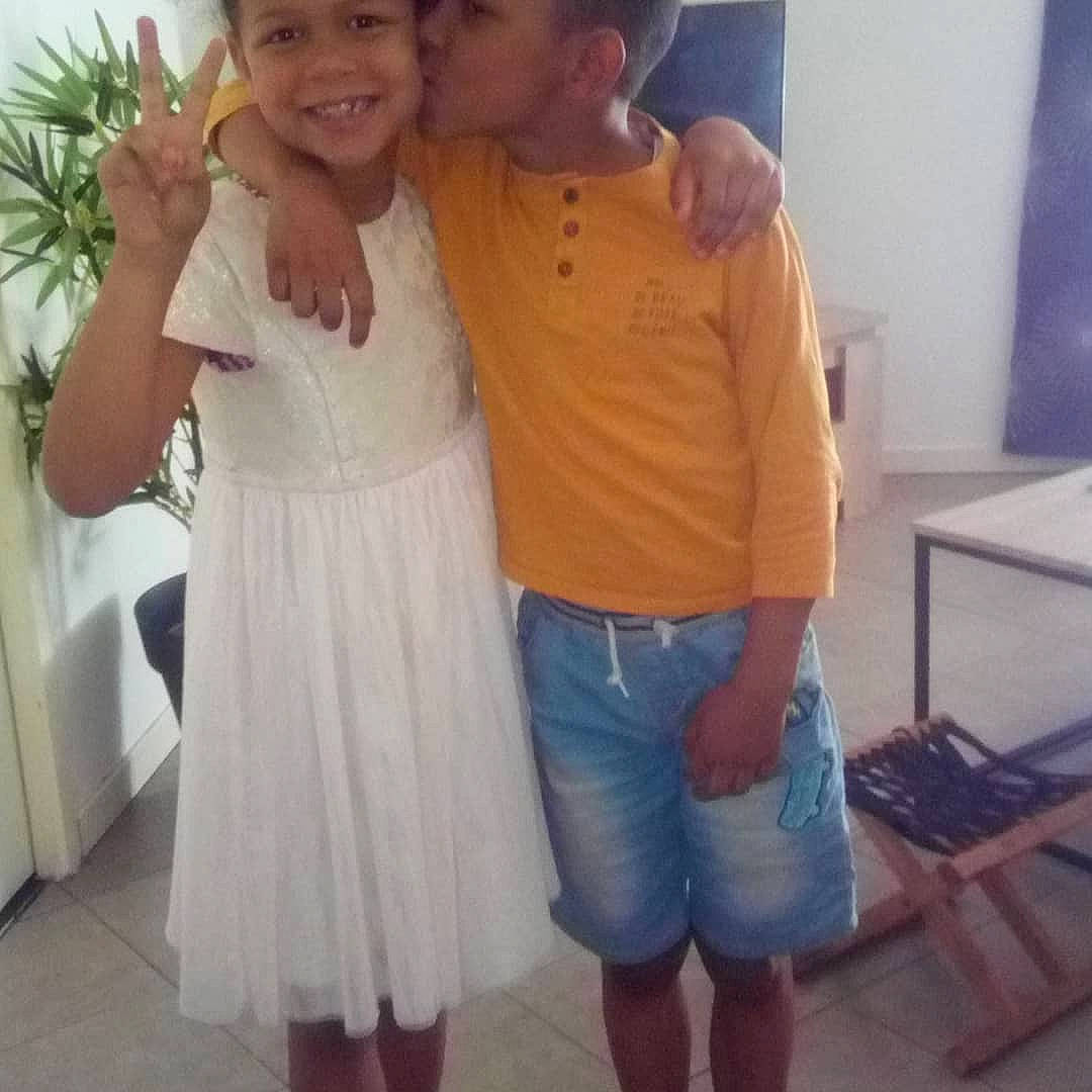 Ilhan a rejoint le concours — aidez-le/la à gagner de superbes lots ! child, dress, eye, face, family, gesture, happy, head, headwear, joy, leg, love, people, person, selfie, smile, snapshot, standing, toddler, vacation