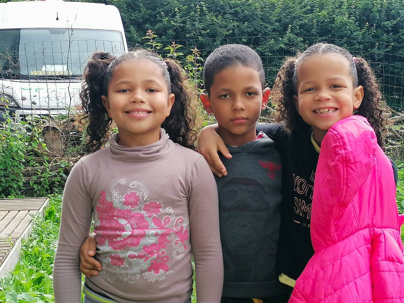 Ilhan a rejoint le concours — aidez-le/la à gagner de superbes lots ! child, cousin, face, family, fun, happy, head, joy, leisure, people, person, pink, plant, recreation, sibling, smile, style, summer, t_shirt, toddler