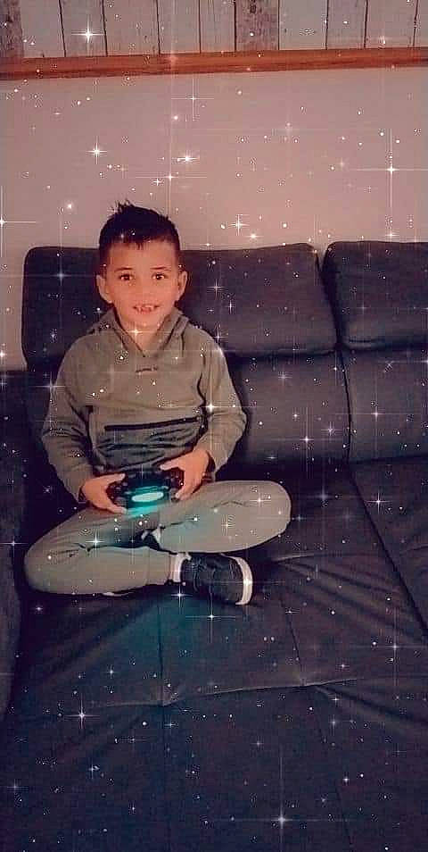 Raylan a rejoint le concours — aidez-le/la à gagner de superbes lots ! astronomical_object, child, darkness, drum, electric_blue, event, flash_photography, fun, happy, holiday, joy, leisure, midnight, musical_instrument, person, recreation, sitting, space, tints_and_shades, toddler