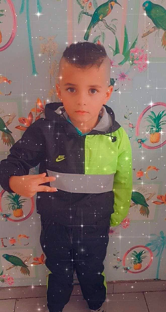 Raylan participe au concours pour gagner de l'argent avec cette photo : art, baby_toddler_clothing, button, cheek, child, event, face, facial_expression, fun, hairstyle, happy, head, jacket, outerwear, pattern, person, pink, skin, sleeve, standing