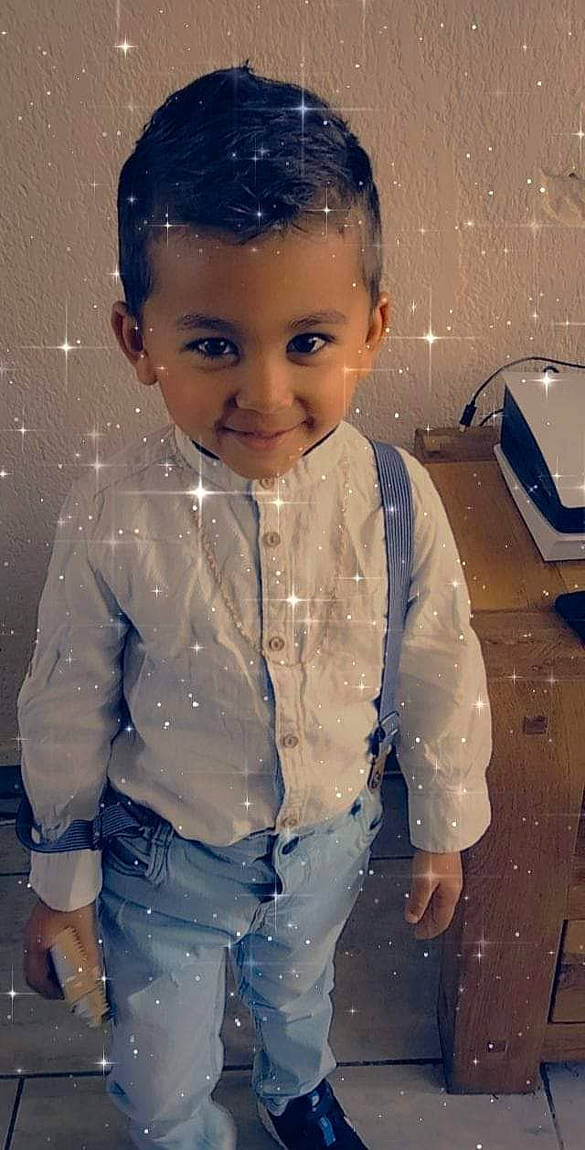 Jose participe au concours pour gagner de l'argent avec cette photo : cheek, child, cool, dress_shirt, electric_blue, facial_expression, forehead, formal_wear, fun, gesture, hairstyle, happy, human, joy, outerwear, person, sleeve, smile, space, standing