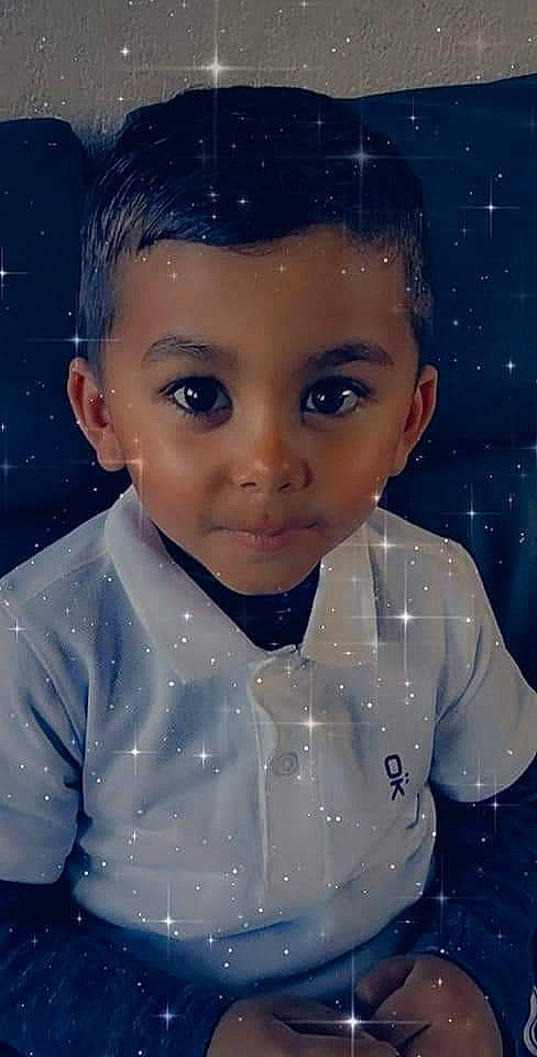 Jose participe au concours pour gagner de l'argent avec cette photo : azure, cheek, chin, eye, eyebrow, facial_expression, forehead, hairstyle, happy, head, human, human_body, iris, lip, nose, organ, person, sleeve, standing, toy