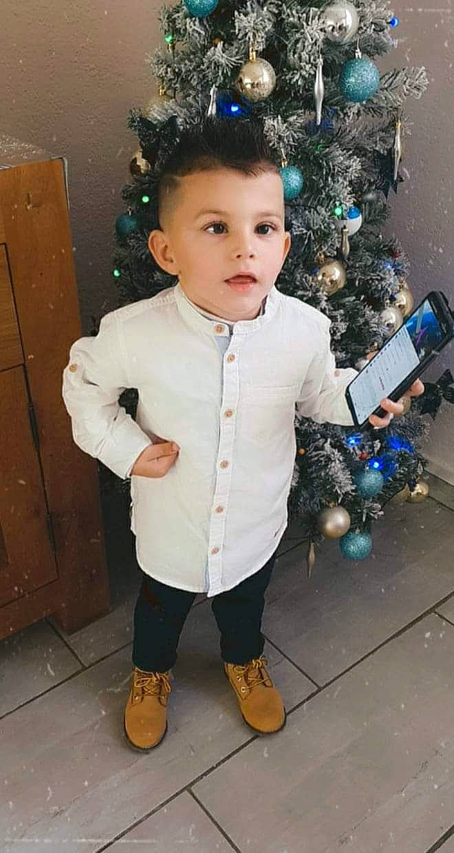 Nohan a rejoint le concours — aidez-le/la à gagner de superbes lots ! baby_toddler_clothing, blue, christmas, christmas_decoration, christmas_eve, christmas_ornament, christmas_tree, electric_blue, event, fashion_accessory, formal_wear, fun, fur, happy, holiday, holiday_ornament, ornament, person, sleeve, standing
