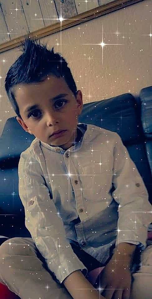 Nohan a rejoint le concours — aidez-le/la à gagner de superbes lots ! child, collar, cool, dress_shirt, electric_blue, eyewear, fashion_design, flash_photography, formal_wear, fun, gesture, hairstyle, happy, human, person, sitting, sleeve, snow, space, standing