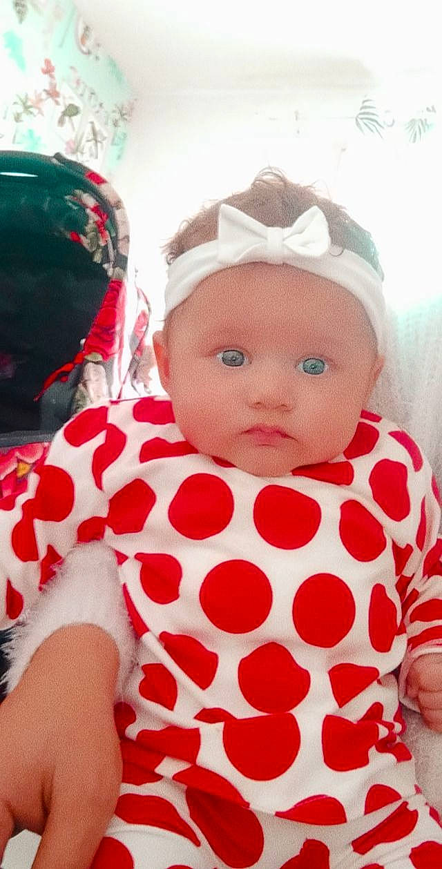 Isana participe au concours pour gagner de l'argent avec cette photo : baby, baby_toddler_clothing, cheek, child, comfort, eye, face, happy, head, headgear, headwear, lip, organ, pattern, person, pink, red, skin, sleeve, textile
