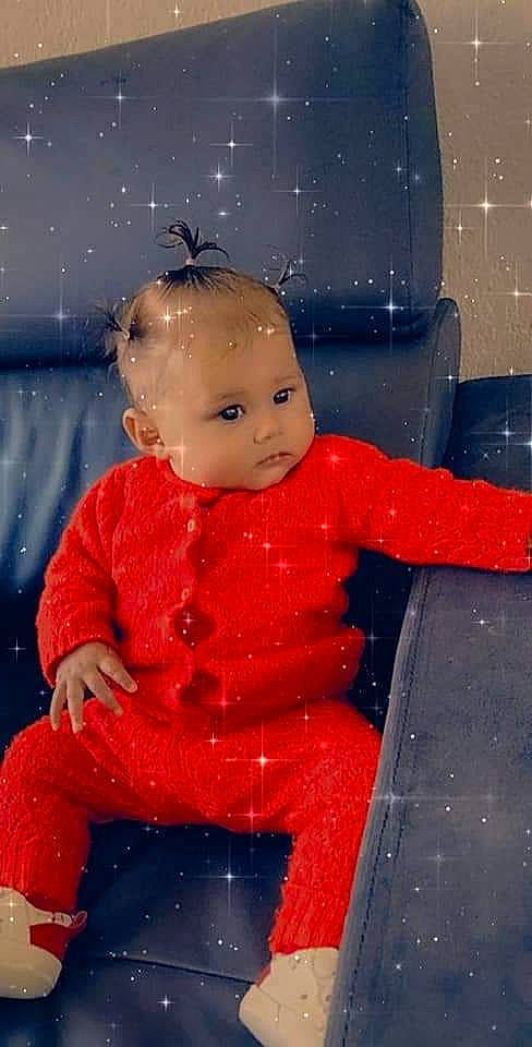 Isana participe au concours pour gagner de l'argent avec cette photo : art, baby_toddler_clothing, carmine, cheek, child, doll, electric_blue, fictional_character, figurine, fun, happy, head, person, plastic, sitting, sleeve, smile, snow, toddler, toy