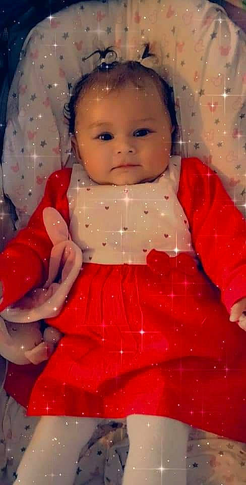 Isana participe au concours pour gagner de l'argent avec cette photo : arm, baby, baby_toddler_clothing, cheek, dress, eye, finger, hand, happy, human_body, lip, mouth, nose, one_piece_garment, outerwear, person, pink, skin, sleeve, textile