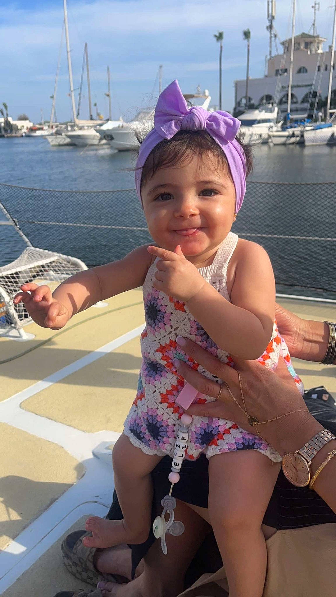 Elif participe au concours pour gagner de l'argent avec cette photo : baby_toddler_clothing, boat, fun, happy, hat, human_leg, joy, leisure, person, photograph, recreation, skin, sky, smile, snapshot, summer, thigh, toddler, travel, water