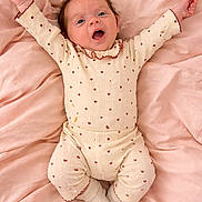 Israa a rejoint le concours — aidez-le/la à gagner de superbes lots ! baby, infant, child, cute, smiling, happy, pink_blanket, soft_texture, cozy_clothing, heart_pattern, socks, lying_down, portrait, expression, baby_girl, baby_boy, newborn, comfort, warm, indoor