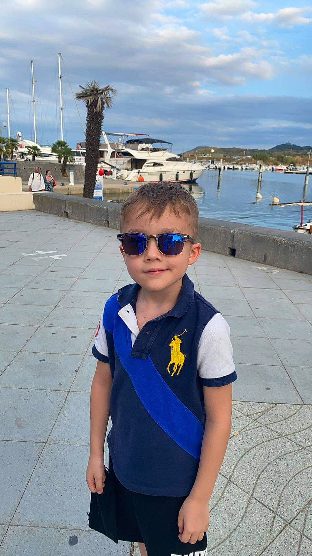 Yohan a rejoint le concours — aidez-le/la à gagner de superbes lots ! asphalt, azure, cloud, eyewear, fun, glasses, goggles, happy, joy, leisure, morning, person, sky, sleeve, sportswear, street_fashion, summer, sunglasses, travel, vision_care