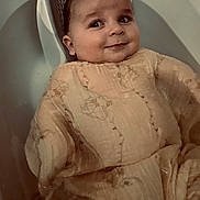 Sandro participe au concours pour gagner de l'argent avec cette photo : baby, infant, smile, face, expression, bathtub, bath_seat, yellow_clothing, cute, child, skin, head, eyes, mouth, indoor, relaxation, comfort, portrait, young, person