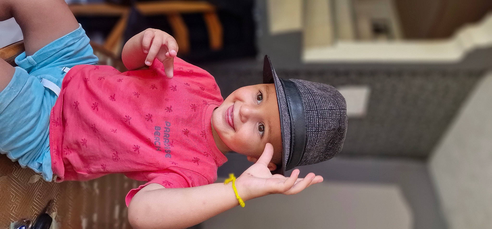 Imrân participe au concours pour gagner de l'argent avec cette photo : audio_equipment, cap, child, elbow, fashion_accessory, fun, happy, headwear, jewellery, joy, leisure, magenta, person, portrait_photography, smile, toddler, tradition