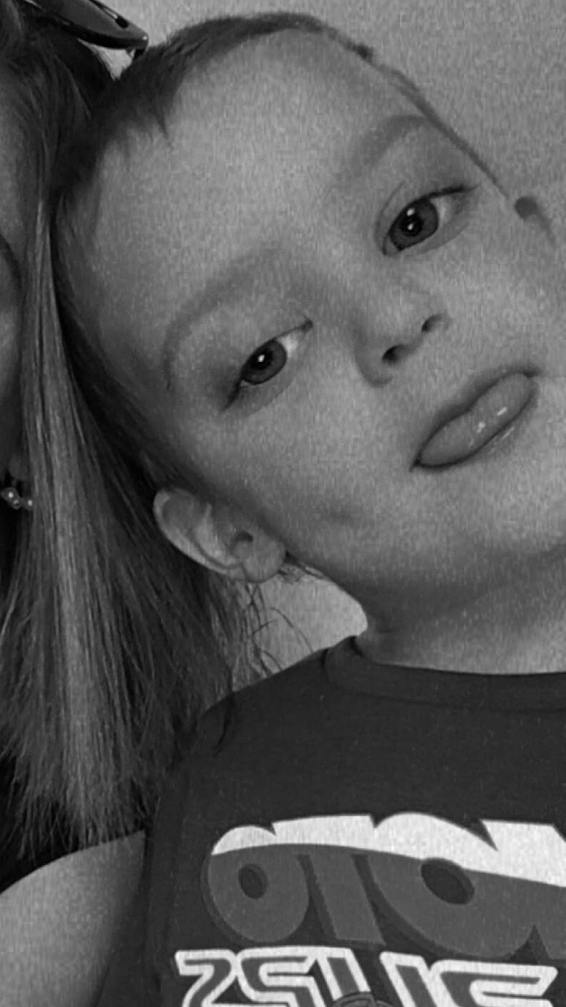 Killian participe au concours pour gagner de l'argent avec cette photo : black, black_and_white, cheek, chin, cool, eyebrow, eyelash, flash_photography, forehead, gesture, happy, iris, jaw, lip, mouth, neck, nose, person, skin, style