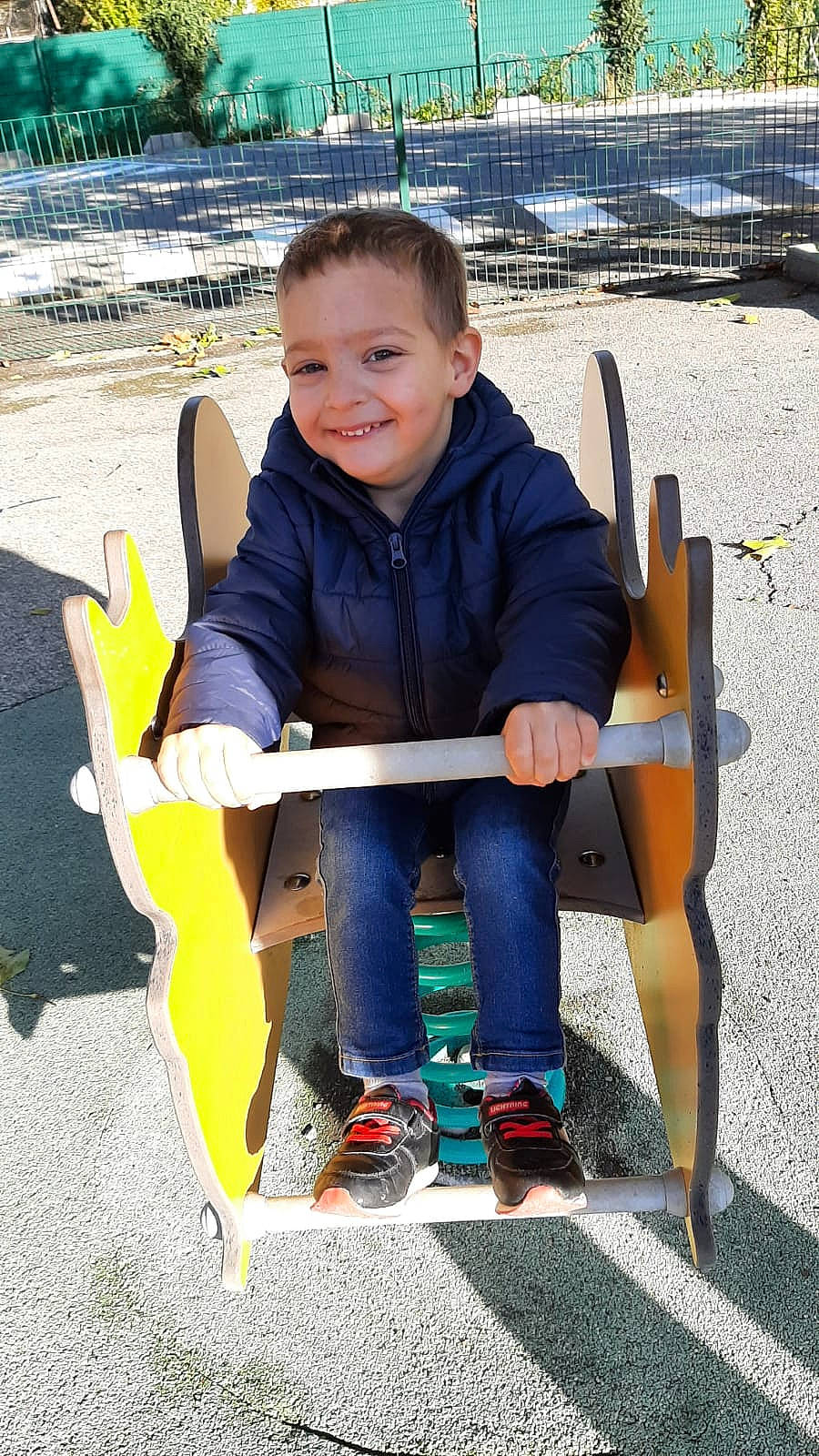 Killian participe au concours pour gagner de l'argent avec cette photo : baby_toddler_clothing, child, city, comfort, electric_blue, fun, hair, happy, joy, lap, leg, leisure, outdoor_furniture, person, recreation, sitting, sleeve, smile, t_shirt, toddler