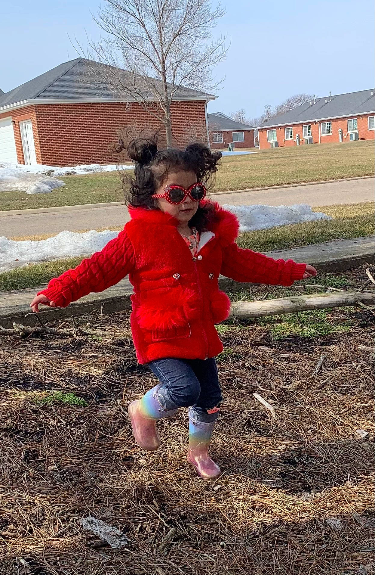 Issabella is registered to the contest to win money with this photo: child, eyewear, field, fun, grass, grassland, happy, landscape, leisure, people_in_nature, person, plant, recreation, sky, soil, standing, sunglasses, t_shirt, toddler, tree