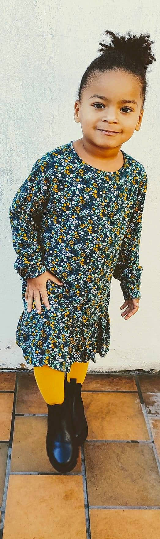 Naëlle a rejoint le concours — aidez-le/la à gagner de superbes lots ! aqua, bag, blazer, collar, day_dress, electric_blue, fashion_design, formal_wear, joy, luggage_and_bags, neck, one_piece_garment, orange, outerwear, pattern, person, shoulder, sleeve, t_shirt, thigh