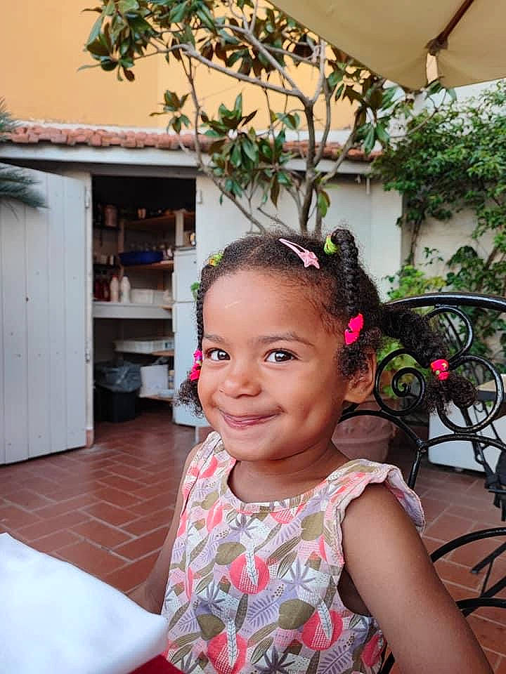 Naëlle a rejoint le concours — aidez-le/la à gagner de superbes lots ! adaptation, bookcase, chair, child, event, fashion_accessory, fun, happy, house, joy, leisure, person, plant, refrigerator, shelf, sitting, skin, smile, toddler, tree