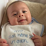 Mathéo D Adamo a rejoint le concours — aidez-le/la à gagner de superbes lots ! baby, infant, smiling, bib, blanket, soft, cushion, indoor, portrait, child, cute, face, happy, young, relaxed, person, cozy, comfort, clothing, closeup