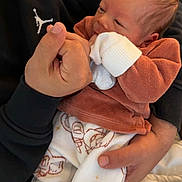 Mathéo D Adamo a rejoint le concours — aidez-le/la à gagner de superbes lots ! adult_hand, baby, bed, black_hoodie, blanket, clothing, comfort, cute, face, holding, indoor, infant, newborn, pajamas, person, portrait, rest, skin, tenderness, white_gloves