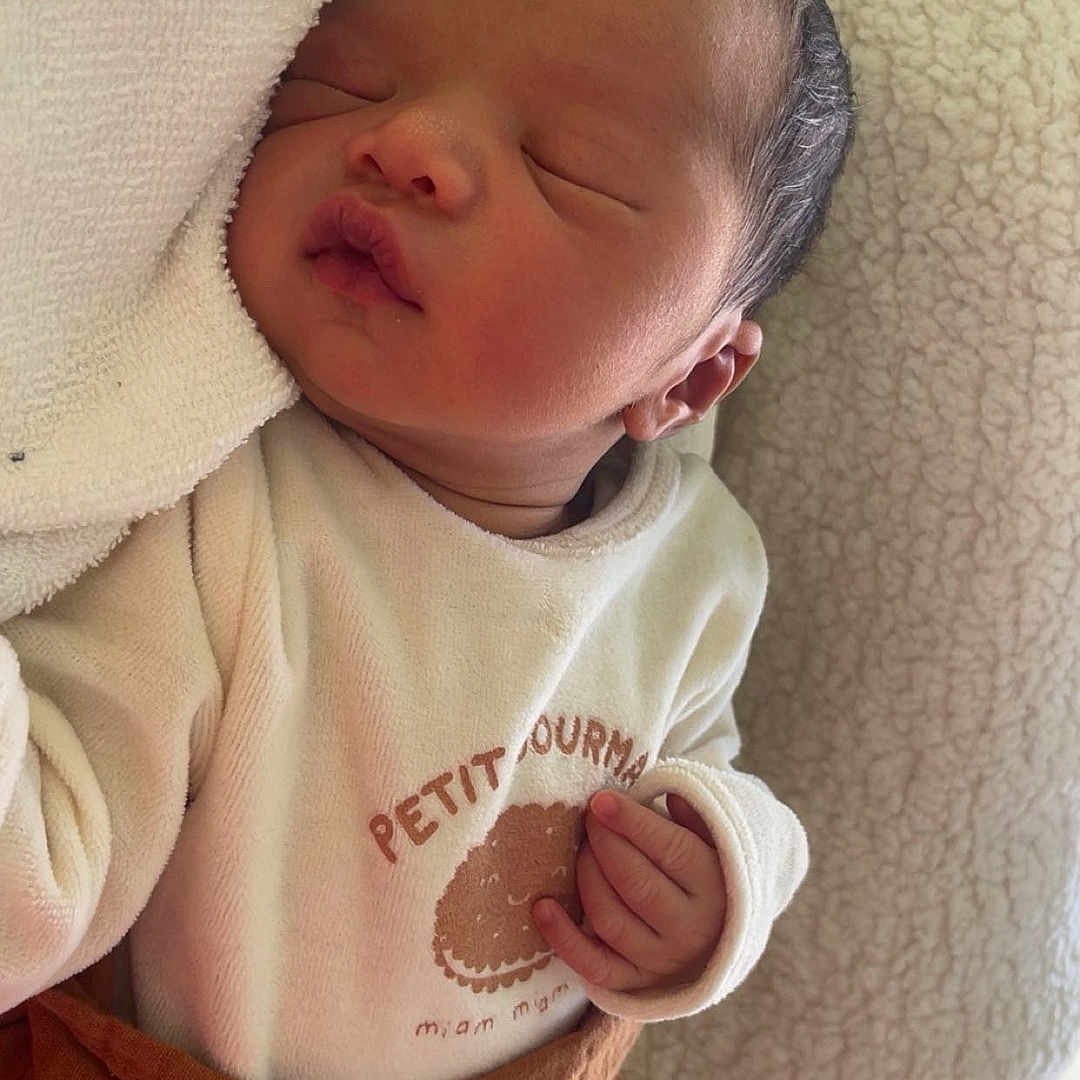 Tyler participe au concours pour gagner de l'argent avec cette photo : baby, bed, blanket, child, cozy, cute, face, hand, indoors, infant, newborn, onesie, peaceful, portrait, puckered_lips, resting, sleeping, soft_texture, wrapped, young