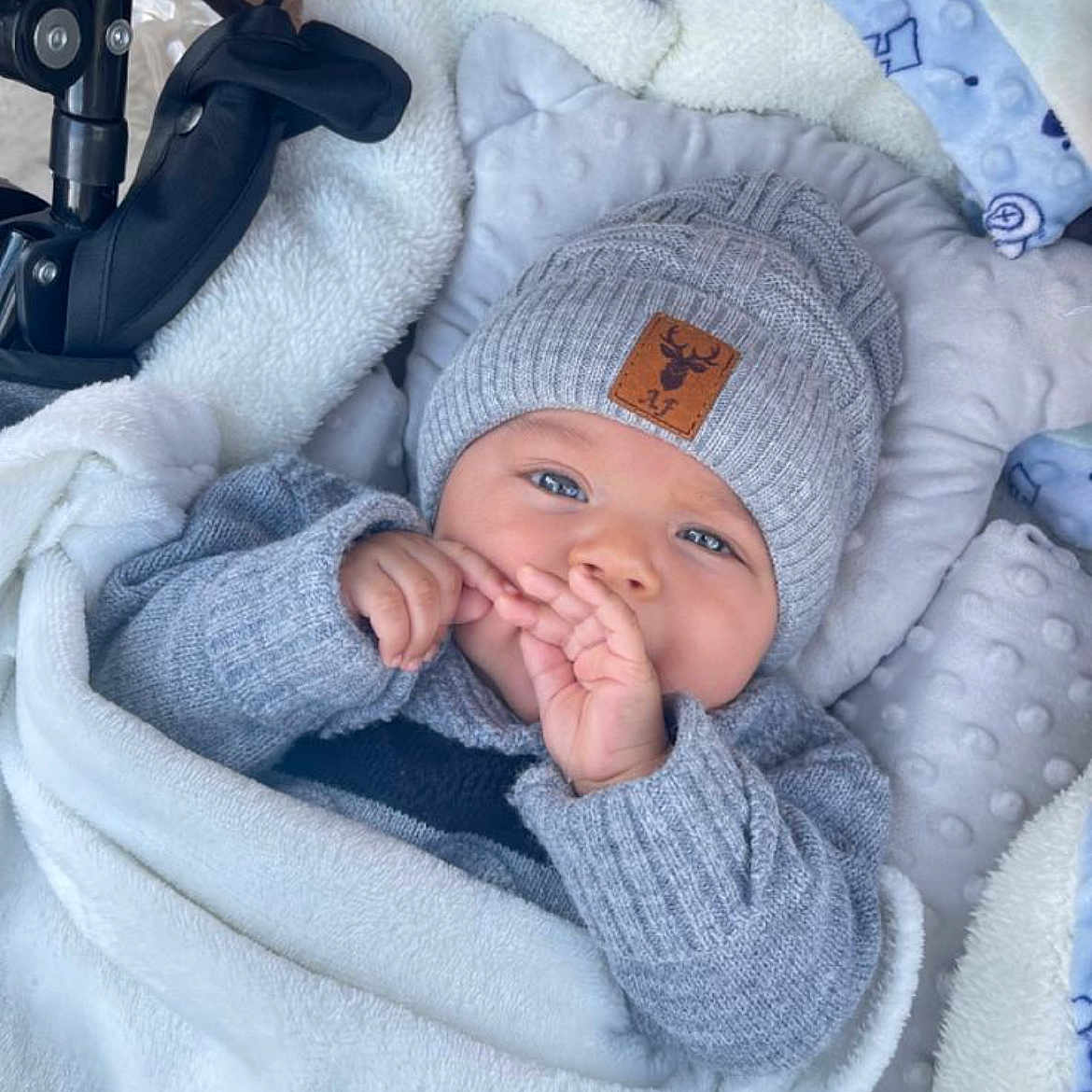 Celia participe au concours pour gagner de l'argent avec cette photo : baby, blanket, bonnet, clothing, face, happy, hat, head, infantbed, newborn, person, smile