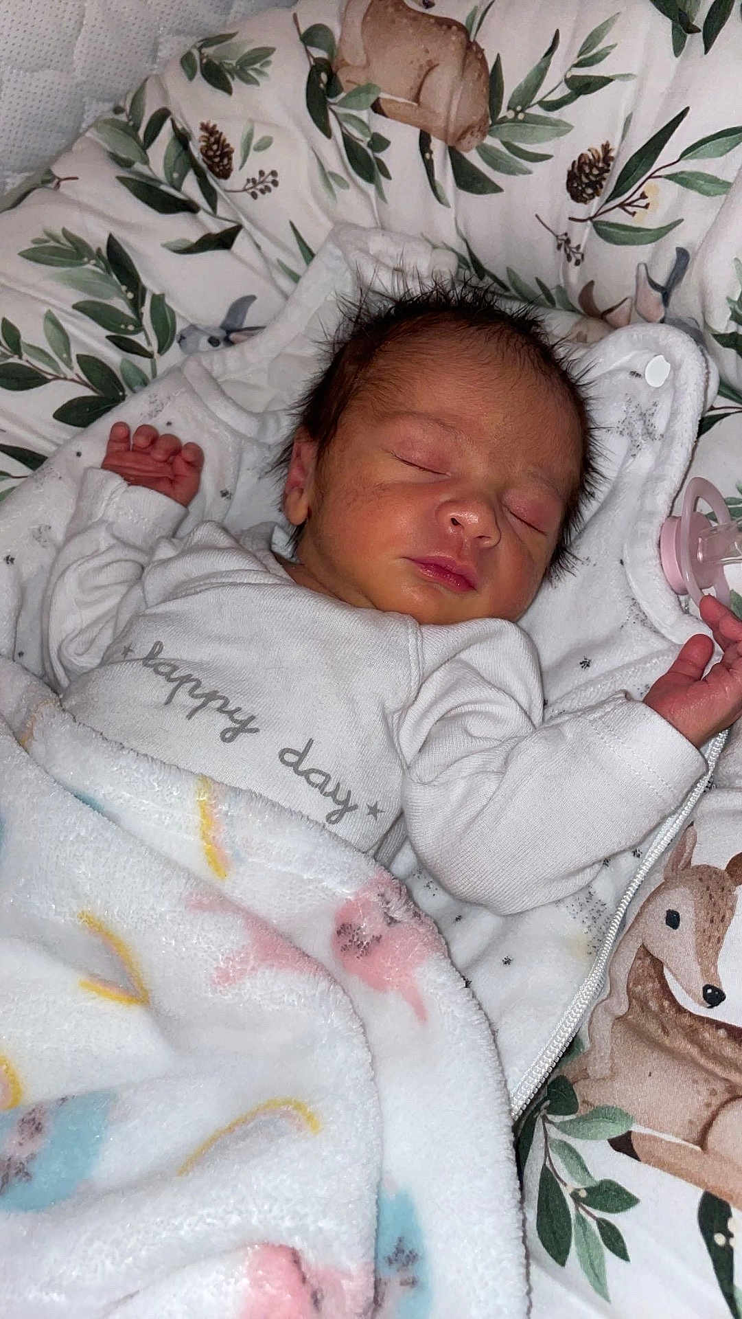 Sofia participe au concours pour gagner de l'argent avec cette photo : newborn, baby, sleeping, blanket, cushion, deer, nature_theme, soft, cozy, infant, child, bedtime, peaceful, clothing, white_outfit, pajamas, indoor, portrait, resting, cute