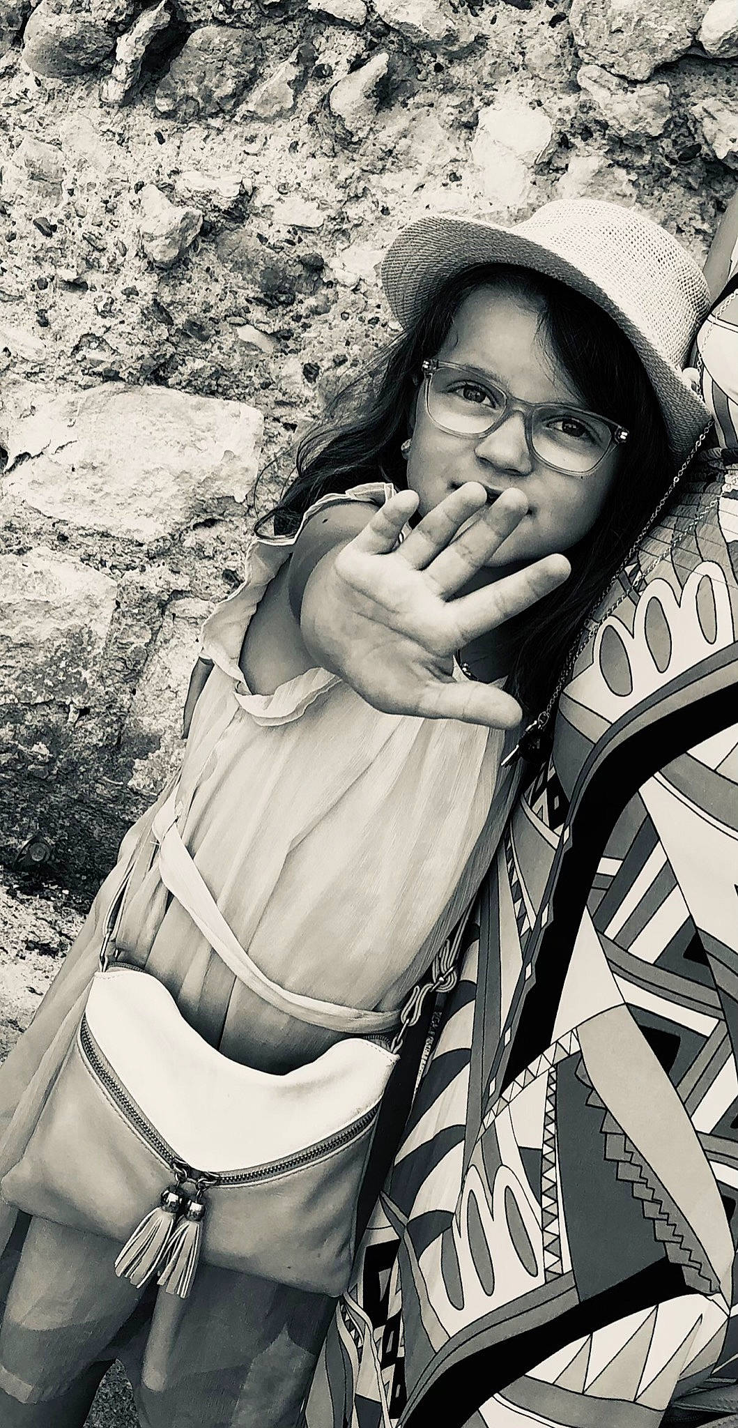 Iléana participe au concours pour gagner de l'argent avec cette photo : art, beauty, black_and_white, cap, cool, eyewear, gesture, happy, hat, headgear, mammal, monochrome, monochrome_photography, outerwear, person, street_fashion, style, vertebrate, vision_care, white