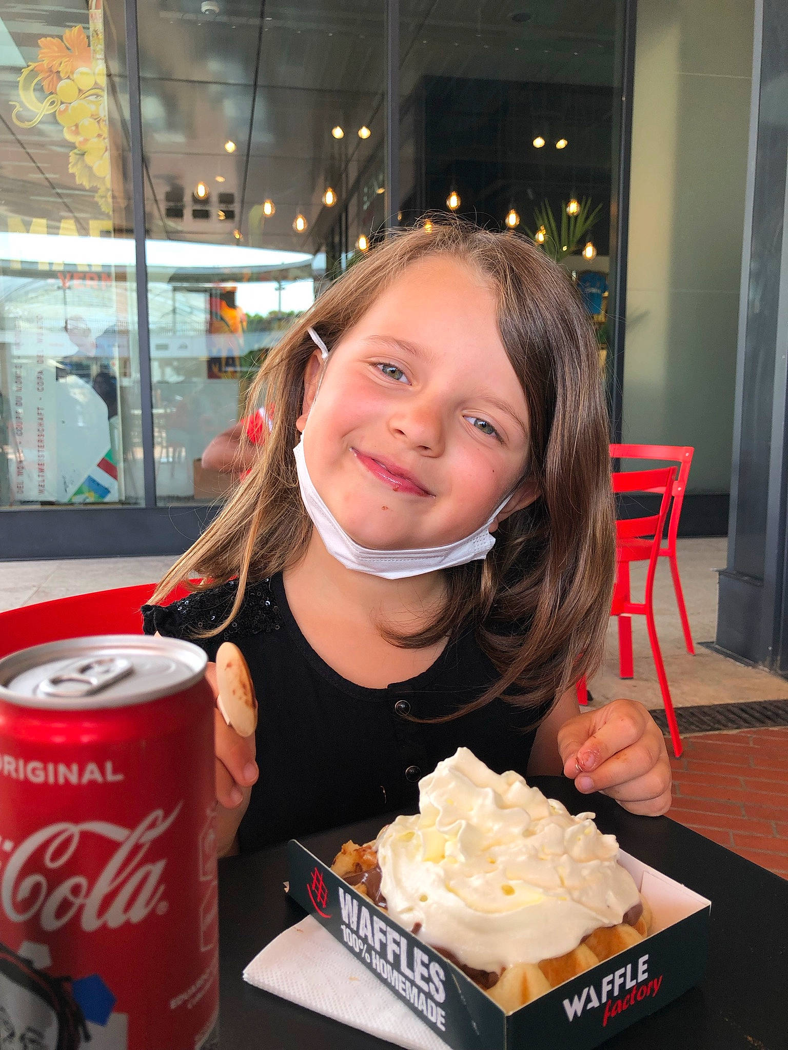 Iléana participe au concours pour gagner de l'argent avec cette photo : aluminum_can, baked_goods, beverage_can, carbonated_soft_drinks, chair, comfort_food, cuisine, dish, event, finger_food, food, food_craving, ingredient, joy, junk_food, person, recipe, smile, soft_drink, sweetness