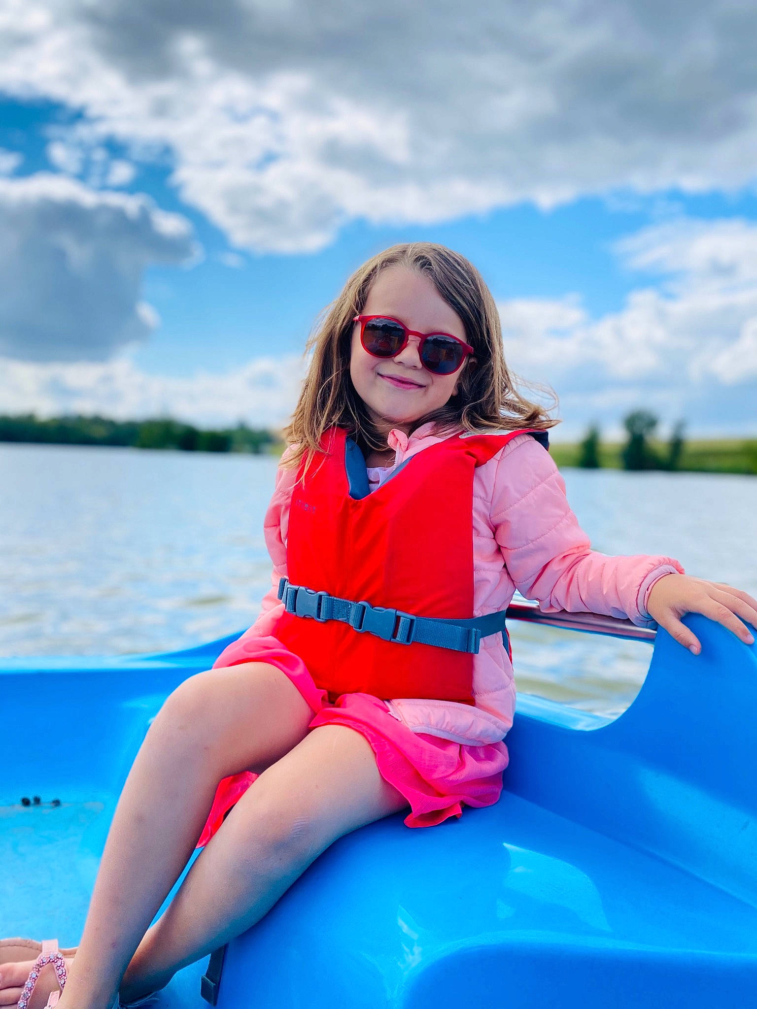 Iléana participe au concours pour gagner de l'argent avec cette photo : aqua, automotive_design, azure, blue, boats_and_boating_equipment_and_supplies, cloud, electric_blue, eyewear, fun, goggles, happy, joy, lake, leisure, person, recreation, sky, sleeve, smile, sunglasses