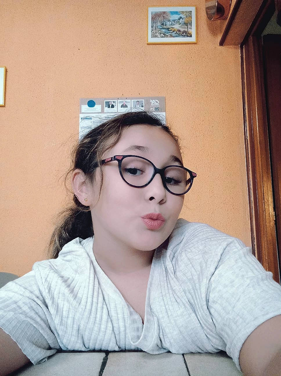 Mila participe au concours pour gagner de l'argent avec cette photo : brown_hair, chin, couch, eyebrow, eyelash, eyewear, fashion_design, flash_photography, forehead, fun, glasses, hairstyle, happy, jaw, long_hair, person, picture_frame, sitting, t_shirt, vision_care