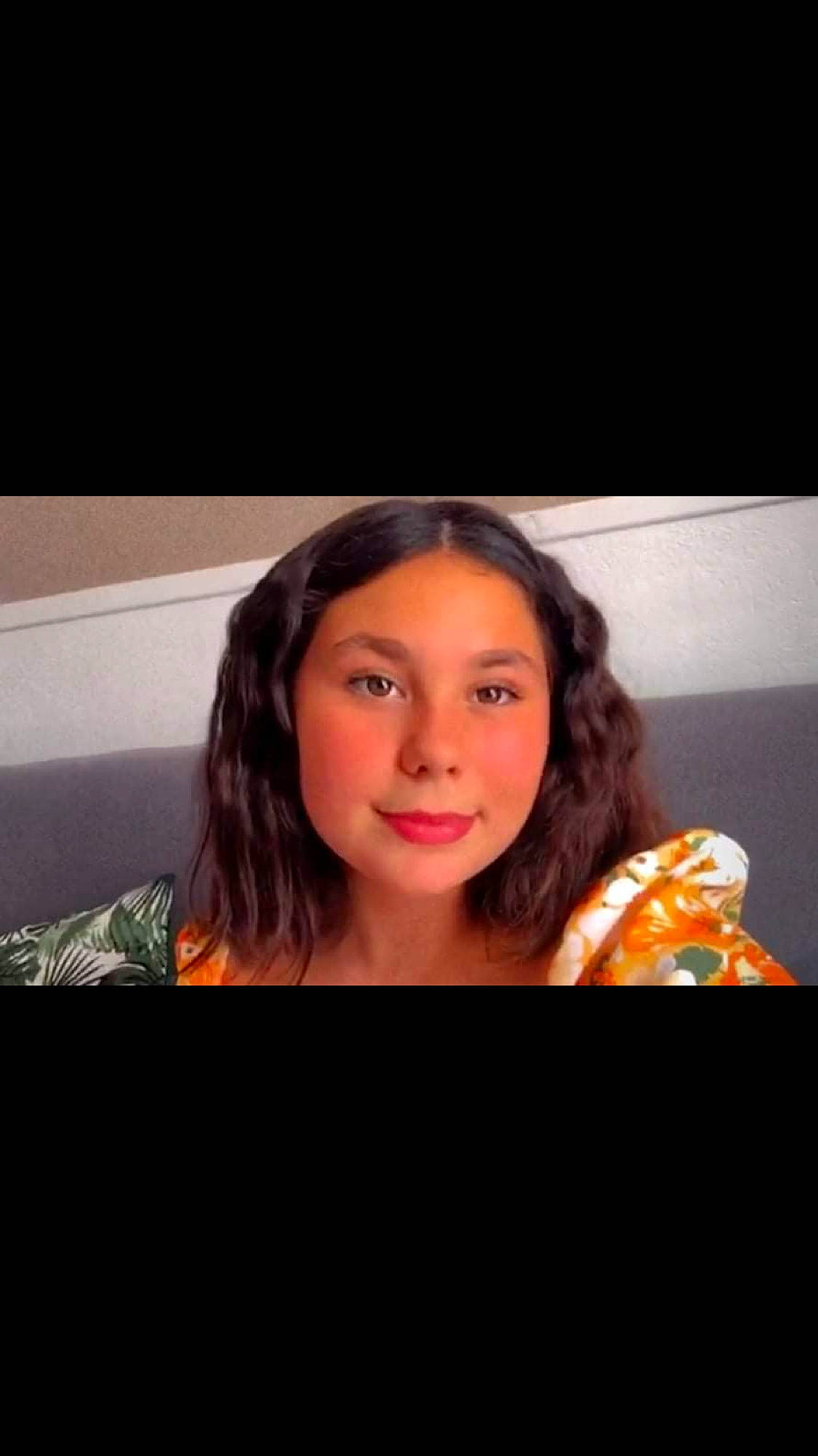 Louna a rejoint le concours — aidez-le/la à gagner de superbes lots ! automotive_design, black_hair, blond, brown_hair, electric_blue, event, eyebrow, eyelash, facial_expression, fashion_design, flash_photography, fun, joy, layered_hair, lip, lipstick, long_hair, luxury_vehicle, mouth, person