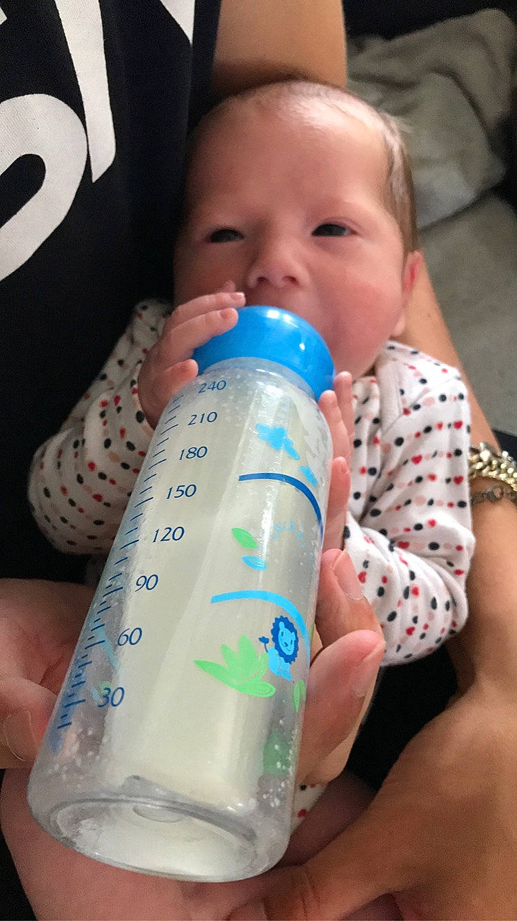 Lilou-anne participe au concours pour gagner de l'argent avec cette photo : baby, baby_products, baby_toddler_clothing, child, drinking, drinkware, finger, fluid, hand, happy, liquid, nail, person, plastic, plastic_bottle, skin, solution, solvent, thumb, toddler