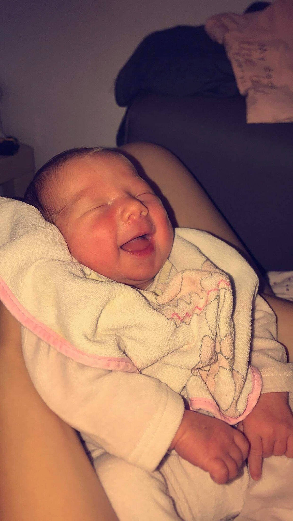 Lilou-anne participe au concours pour gagner de l'argent avec cette photo : baby, cheek, chin, comfort, eye, eyebrow, finger, forehead, gesture, hand, head, iris, linens, lip, mouth, nose, person, skin, textile, thumb