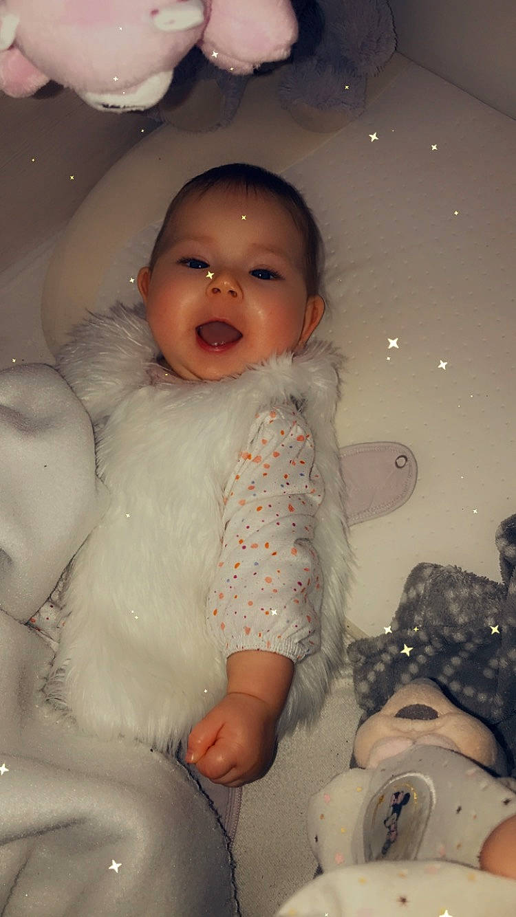 Lilou-anne a rejoint le concours — aidez-le/la à gagner de superbes lots ! baby, cheek, comfort, doll, eye, eyebrow, fun, fur, happy, headgear, iris, lip, mouth, nose, person, skin, sleeve, smile, textile, toddler