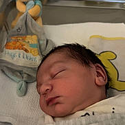 Kayss a rejoint le concours — aidez-le/la à gagner de superbes lots ! newborn, baby, sleeping, blanket, plush_toy, winnie_the_pooh, nursery, infant, cozy, soft, child, cute, face, peaceful, indoors, bed, comfort, teddy_bear, resting, young