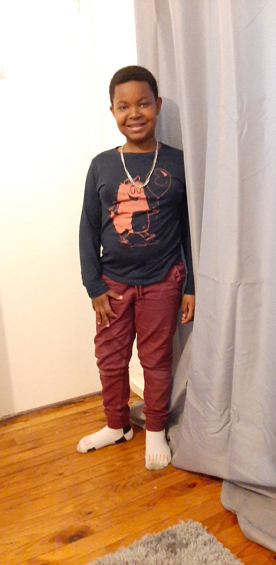 Kévin participe au concours pour gagner de l'argent avec cette photo : clothing, denim, jeans, joy, outerwear, person, shoe, sleeve, sportswear, standing, t_shirt, trousers