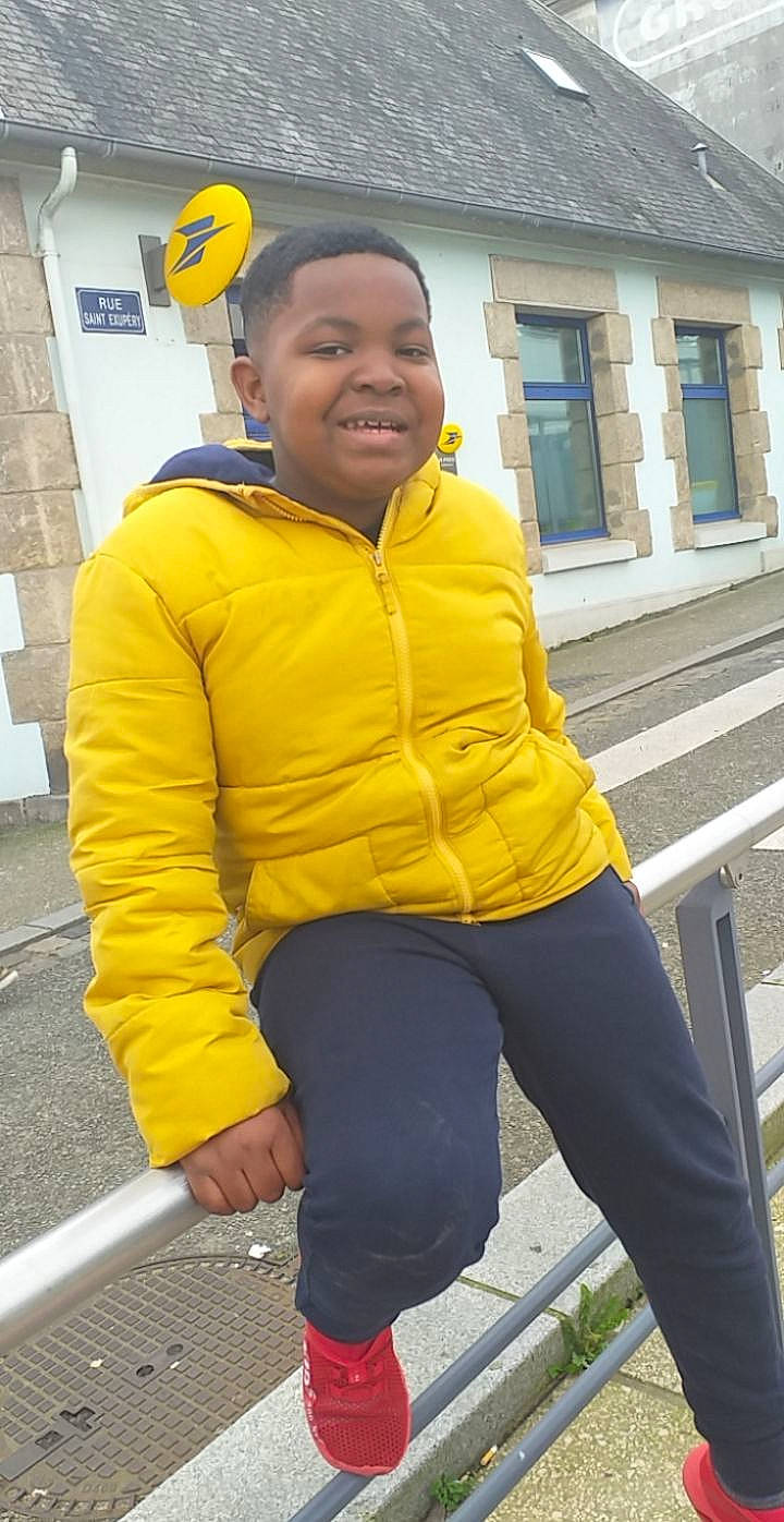 Kévin participe au concours pour gagner de l'argent avec cette photo : hood, hoodie, jacket, jeans, joy, outerwear, person, trousers, yellow